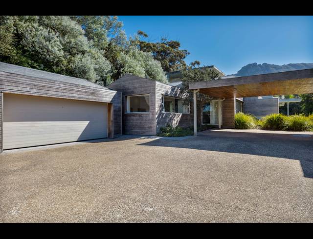 5 BEDROOM FREEHOLD TO LET IN CONSTANTIA